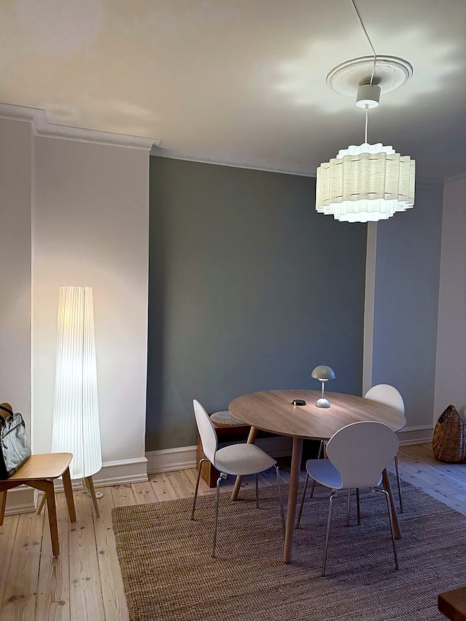 Spiseområde med rundt træbord og designstole