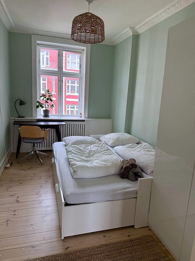 Soveværelse 2 med dobbeltseng og skrivebord