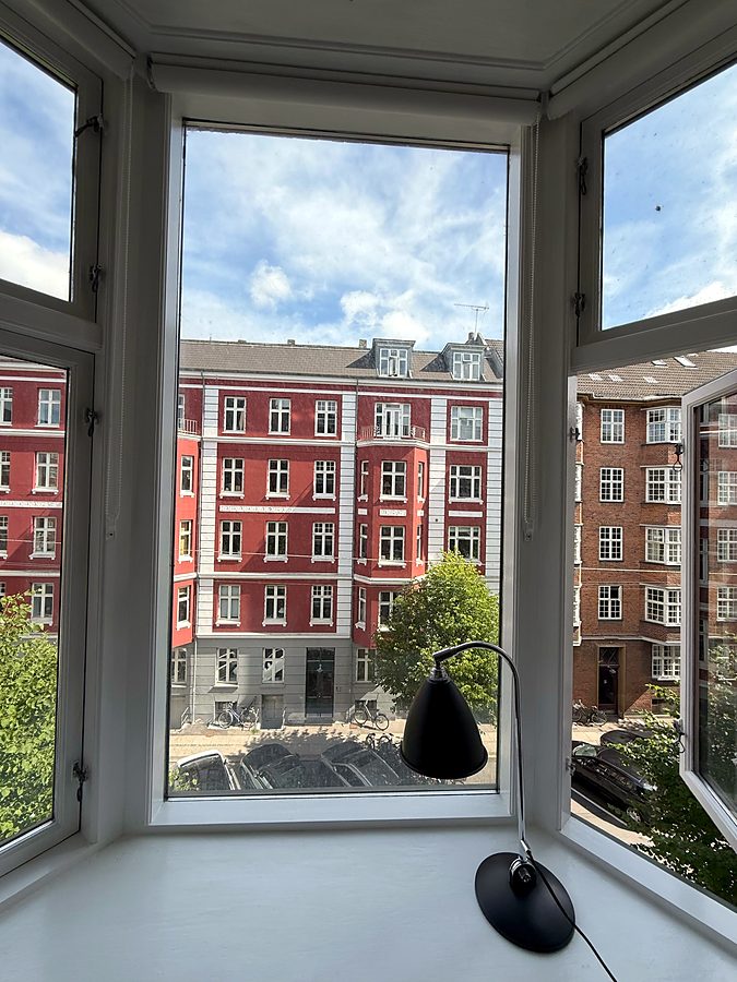 Karnapvindue med udsigt over den rolige vej